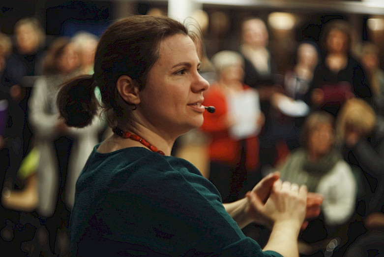 Chorleitung der Globioso Cinema Singers in Aktion